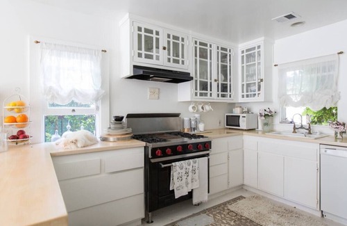 Venice Casa | California Dreaming! Elegant White Cottage, Venice Beach Happy holidays here!!