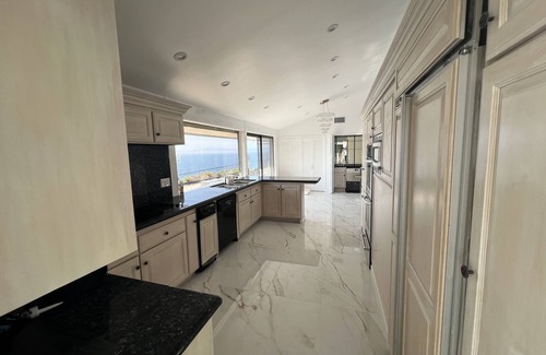Palos Verdes Estates Casa | California Dream Bluff home on over an acre of flat land & the water @ your feet