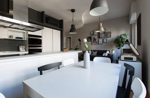 Cagliari Casa | Apartamento completamente nuevo en el centro de Cagliari, tres habitaciones con baño privado.