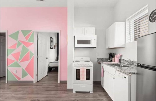 Maxwell Casa | Pet-Friendly Stylish Condo w/Free Parking & Close to Downtown + Sleeps 12