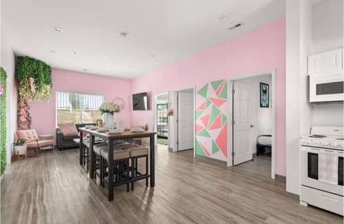 Maxwell Casa | Pet-Friendly Stylish Condo w/Free Parking & Close to Downtown + Sleeps 12