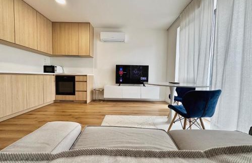 Lorincik Apartamento | Calm and Modern Flat with Free Parking 10mins on bus to City Centre 1min walk to Bus stop
