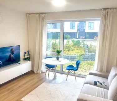 Lorincik Apartamento | Calm and Modern Flat with Free Parking 10mins on bus to City Centre 1min walk to Bus stop