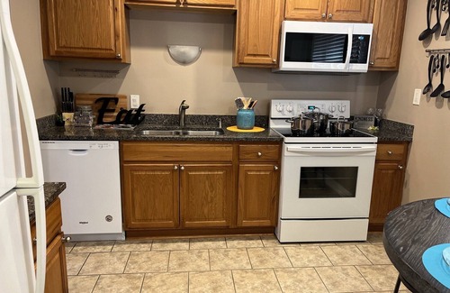 Clinton Township Casa | Calm & Cozy 3BR King Bed Free Wifi | Washer Dryer