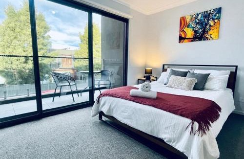 Hadfield Casa | Calm Getaway Close to Airport