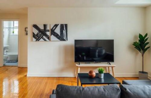 Chicago Apartamento | Calm & Well-Equipped 2BR Chicago Apartment - Central Cozy