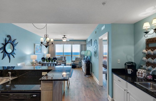 Panama City Beach Condominio | Nuevos pisos de baldosas / duchas / Servicio de playa 2019, WiFI y HBO: consulte nuestras reseñas