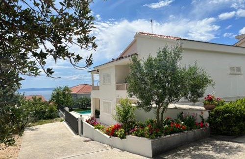 Zelenka Villa | Camadra Villa
