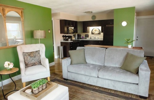 Taylors Falls Apartamento | Cambrian & Co. Downtown Loft Stylish, Sophisticated, Charm