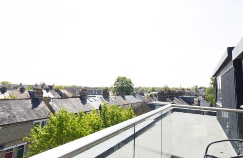 Cambridge Apartamento | Cambridge 3-Bedroom Getaway with Skyline Views, Balcony & Free Parking