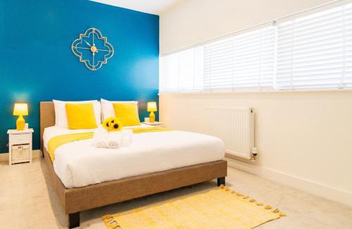 Cambridge Apartamento | Cambridge 3-Bedroom Getaway with Skyline Views, Balcony & Free Parking