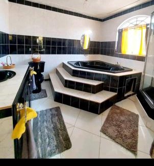 Runaway Bay Casa | Cambridge mi casa ur casa with pool and beach access