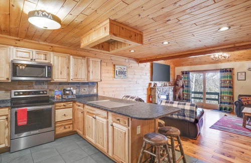 Village at Camelback Casa | CAMELBACK CABINS 103 in POCONOS Ski on off block parking level no steps to unit