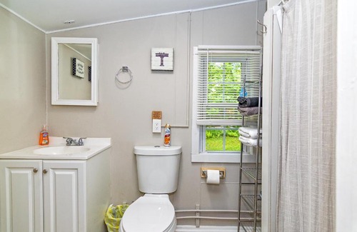 Tannersville Casa | Camelback cottage - on ONE ACRE & near local attractions