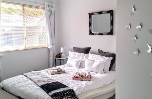 Dianella Casa | Camelias Boutique Cottage in Dianella