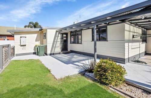 Lakes Entrance Casa | Camellia Cottage on Church