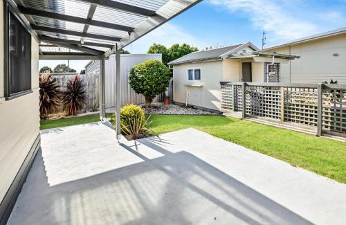 Lakes Entrance Casa | Camellia Cottage on Church