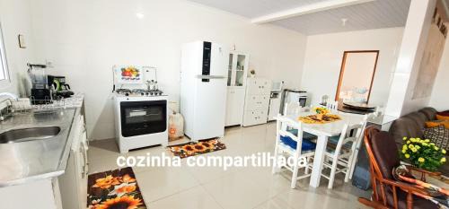 Balneario Arroio do Silva Casa | Camelo locação de Suítes Individuais Pousada com Cozinha e Sala Compartilhada