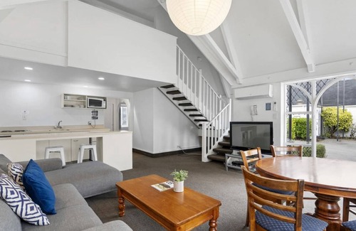 Merivale Hotel | Camelot Motor Lodge