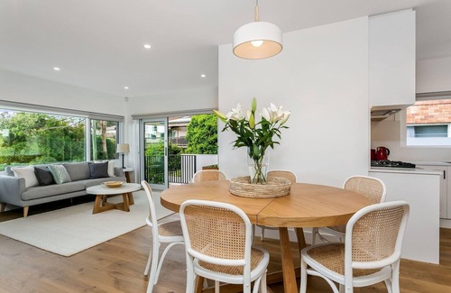 Cammeray Apartamento | Cammeray- ROWL1 - Rowlison Parade - Modern 3BR Home with Courtyard Parking Next to Tunks Park in Cammeray