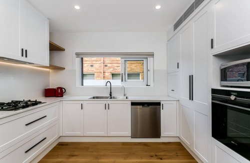 Cammeray Apartamento | Cammeray- ROWL1 - Rowlison Parade - Modern 3BR Home with Courtyard Parking Next to Tunks Park in Cammeray