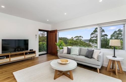 Cammeray Apartamento | Cammeray- ROWL1 - Rowlison Parade - Modern 3BR Home with Courtyard Parking Next to Tunks Park in Cammeray