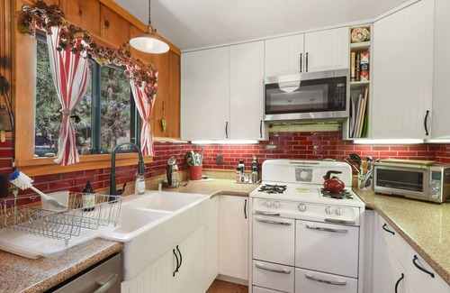 Kings Beach Cabina | Camp Brassie - On Golf Course, Dog Friendly, Walk to Beach