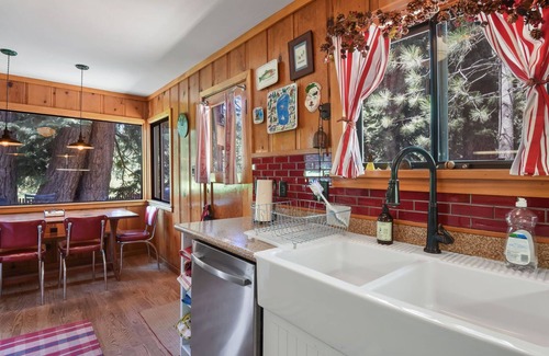 Kings Beach Cabina | Camp Brassie - On Golf Course, Dog Friendly, Walk to Beach