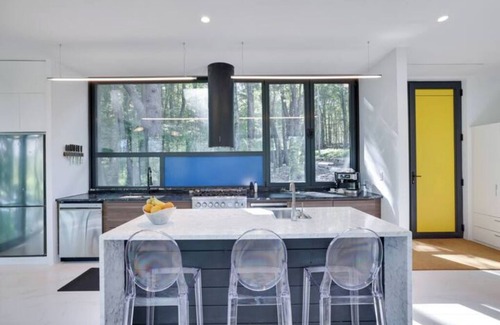 Greentown Casa | Camp Double Oak Modern Lakeside Retreat