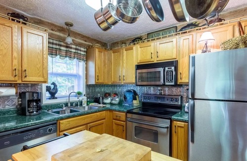 Tuckasegee Cabaña | Camp Ruby on Cedar Cliff Lake is the perfect mountain getaway!
