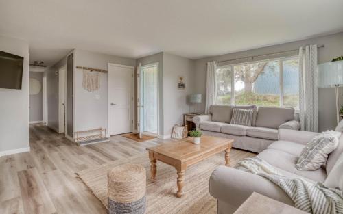 Pacific City Casa | Camp Street Cottage - Meredith Lodging