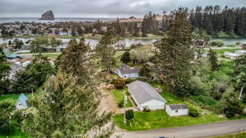 Pacific City Casa | Camp Street Cottage - Meredith Lodging