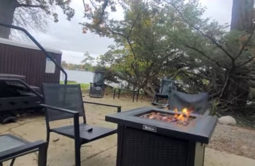 Alto Casa | Campau Lake 3 Cottages Sunny Days and Sunshine Tiki game house