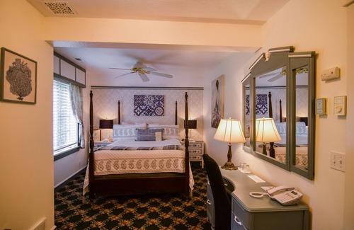 Market District Cama Y Desayuno | Campbell House Inn