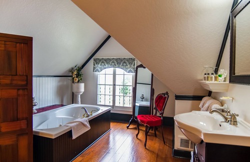 Market District Cama Y Desayuno | Campbell House Inn