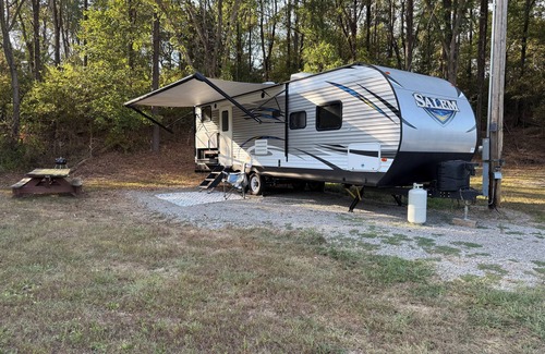 Jacob Alquiler De RV | Camper in country setting beside water, near Burning Star Wildlife area