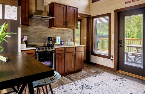 Gatlinburg - Pigeon Forge Cabaña | "Campfire Secrets" - Riverfront Tiny Home in the Smoky Mountains