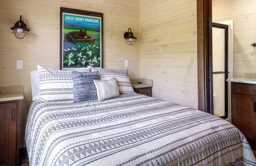 Gatlinburg - Pigeon Forge Cabaña | "Campfire Secrets" - Riverfront Tiny Home in the Smoky Mountains