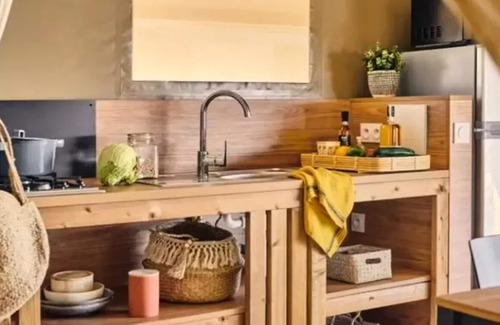 Rieux-de-Pelleport Alquiler De RV | Camping Flower Les Mijeannes* - Woodlodge Confort Family Tent 4 Rooms 6 People - without sanitary facilities
