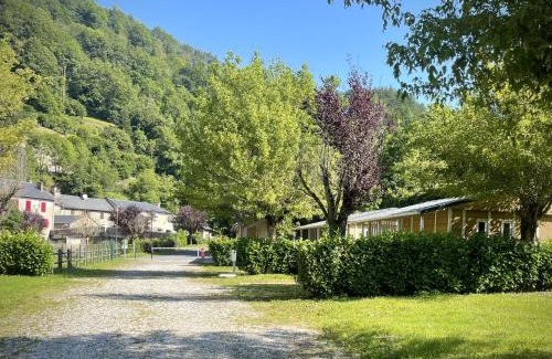 Lacaze Otro | Camping Le Jardin - chalets, bungalows et emplacements nus pour des vacances nature le long de la rivière le Gijou