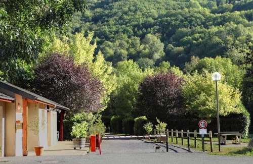 Lacaze Otro | Camping Le Jardin - chalets, bungalows et emplacements nus pour des vacances nature le long de la rivière le Gijou
