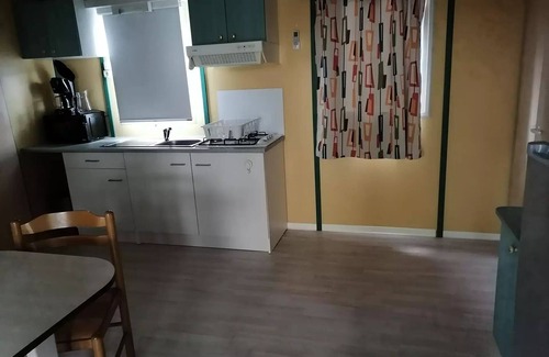 Anduze Chalet De Esquí | Campsite Flower Les Fauvettes *** - Chalet EPICEA comfort 48m2, (3 bedrooms-6 people) with covered terrace, air conditioning and wifi for short stay 6 people