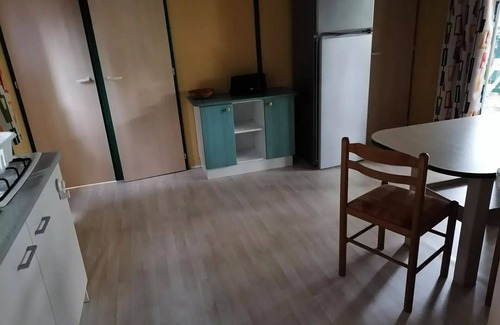 Anduze Chalet De Esquí | Campsite Flower Les Fauvettes *** - Chalet EPICEA comfort 48m2, (3 bedrooms-6 people) with covered terrace, air conditioning and wifi for short stay 6 people