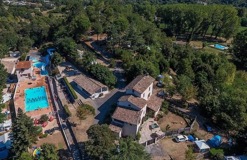 Anduze Chalet De Esquí | Campsite Flower Les Fauvettes *** - Chalet EPICEA comfort 48m2, (3 bedrooms-6 people) with covered terrace, air conditioning and wifi for short stay 6 people