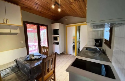 Saint-Rome-de-Tarn Chalet De Esquí | Campsite La Cascade * - House-Chalet 30-35m² - n°208 4 people. TV washing machine deckchair (July and August: Friday/Friday) 4 people