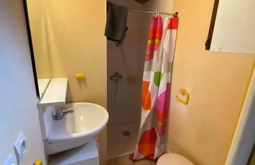 Saint-Rome-de-Tarn Chalet De Esquí | Campsite La Cascade * - House-Chalet 30-35m² - n°208 4 people. TV washing machine deckchair (July and August: Friday/Friday) 4 people