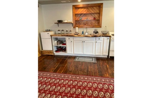Greene County Cabina | Campstay in a country cabin nestled by hills of TN !