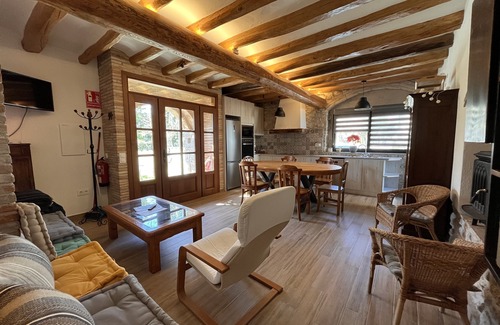 Mediona Casa | Casa rural con piscina y barbacoa ideal para familias, en plena naturaleza