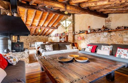 Prat de Comte Casa | Can Miqueló - casa rural 16 hòstes