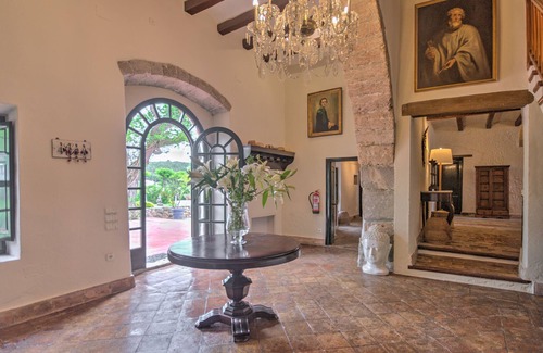 Sant Pere de Ribes Villa | Villa Can Pares, a 15 min de las playas de Sitges, a 30 min Barcelona. 20 huéspedes, piscina, césped